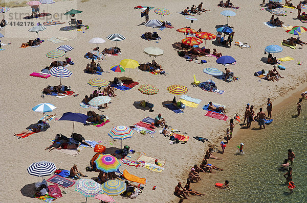 Strand mit Sonnenschirmen an der Costa Paradiso auf Sardinien  Italien