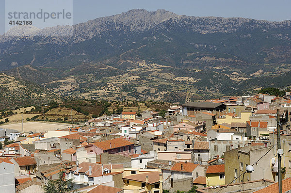 Blick über den Ort Orgosolo in der Provinz Nuoro  Sardinien.