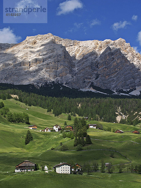Blick auf den Kreuzkofel von La Villa im Gadertal  Dolomiten  Südtirol  Italien