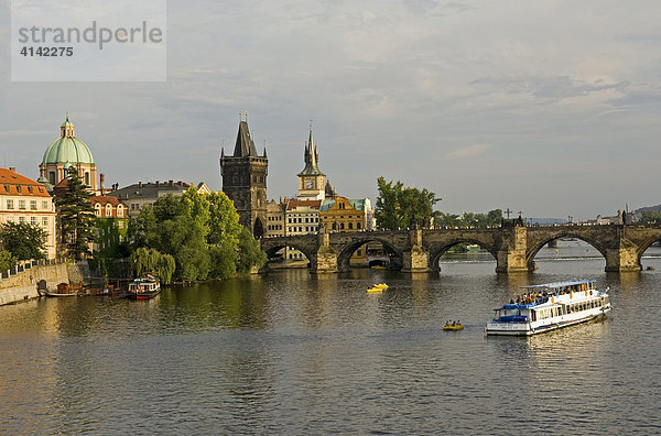 Stadtpanorama von Prag mit Moldau  Tschechische Republik