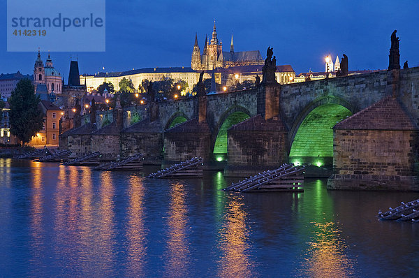 Abendstimmung an der Karlsbrücke mit Prager Burg  dem Hradschin  Prag  Tschechische Republik