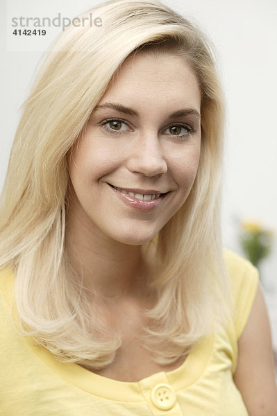 Portrait junge blonde Frau  lächelnd