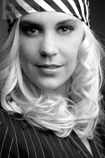 Junge blonde Frau  Beauty - Portrait  schwarz-weiß
