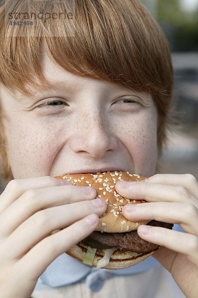 11-Jähriger Junge beißt in Hamburger