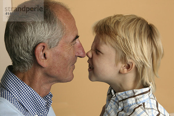 Opa und Enkel beim Nasenkuß