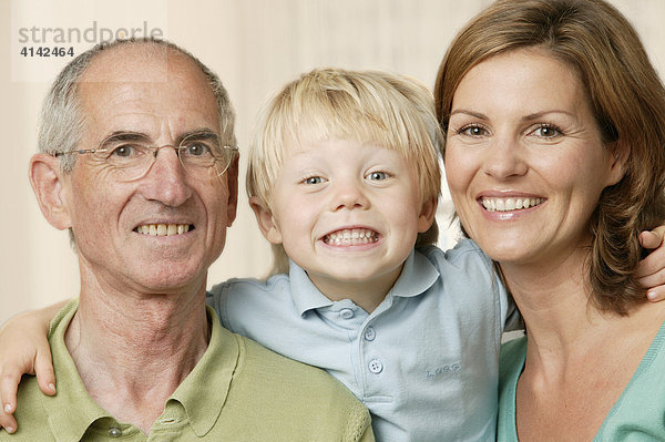 Opa  Tochter und Enkel Familienportrait
