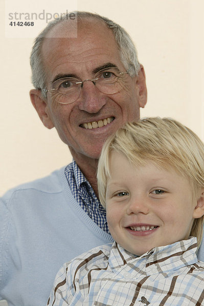 Opa mit Enkel  beide lächeln