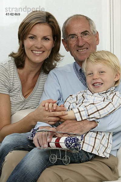 Opa  Tochter und Enkel lächeln in die Kamera  Familienportrait