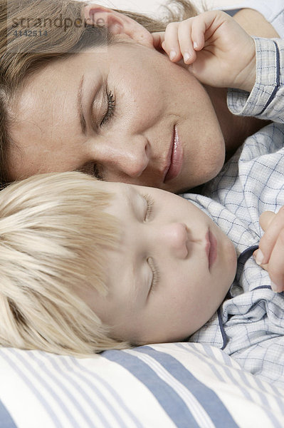 Mutter und Sohn schlafen im Bett  Nahaufnahme