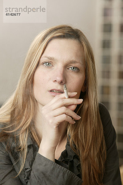 Blonde Frau raucht  Portrait