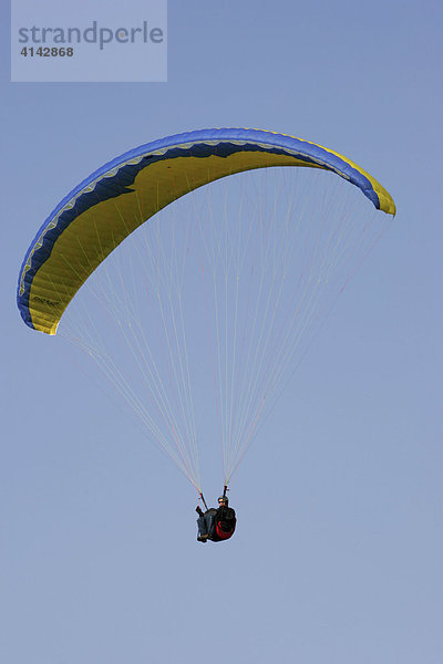 FRA  Frankreich  Normandie : Paraglider an der Steilkueste bei Arromanches.