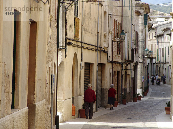 ESP  Spanien  Balearen  Mallorca  Pollenca : Gasse in der Altstadt.