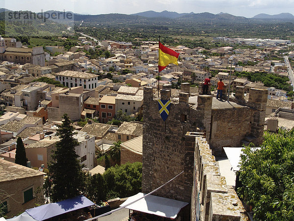 ESP  Spanien  Balearen  Mallorca : Burg oberhalb des Ortes Capdepera  Burgfest.