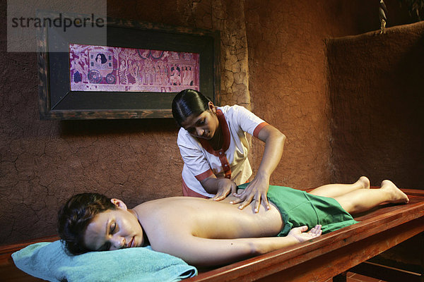 LKA  Sri Lanka: Siddhalepa Ayurveda Resort  ayurvedische Massage.