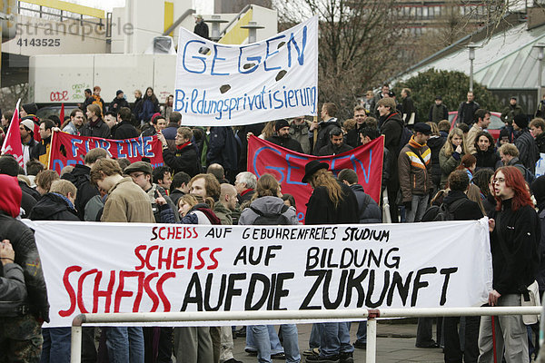 DEU  Bundesrepublik Deutschland  Essen : Studentendemonstration an der Universitaet Duisburg-Essen  gegen drohende Studiengebuehren.