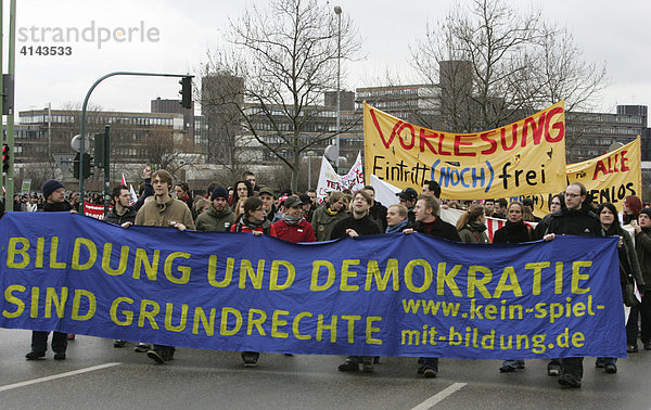 DEU  Bundesrepublik Deutschland  Essen : Studentendemonstration an der Universitaet Duisburg-Essen  gegen drohende Studiengebuehren.