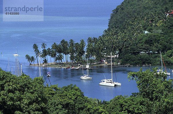 LCA  Saint Lucia: Anker- und Badebucht Marigot Bay.