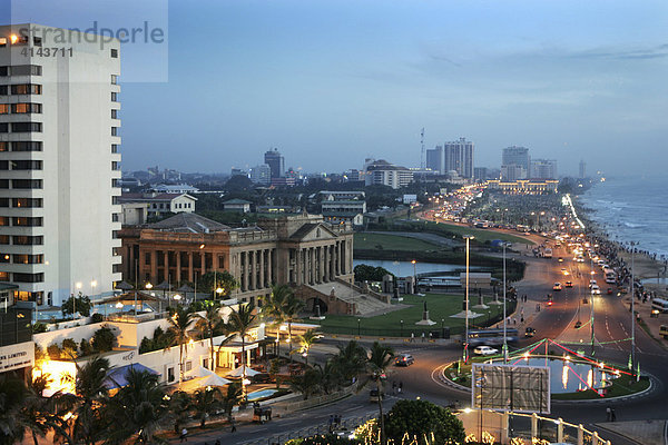 LKA  Sri Lanka: Hauptstadt Colombo. Abendstimmung an der Prommenade am Indischen Ozean  dem Galle Face Drive  Innenstadt  Galle Face Gree  Treffpunkt vieler Einheimischer. Links das Galadari Hotel  Praesidenten Kanzlei  ehm. Parlament.