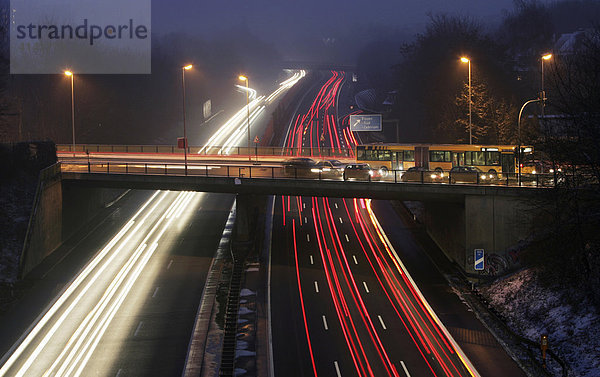 DEU  Bundesrepublik Deutschland : Autobahn A 52 in Essen. Abendlicher Feierabend Verkehr. Bruecke ueber die Autobahn.