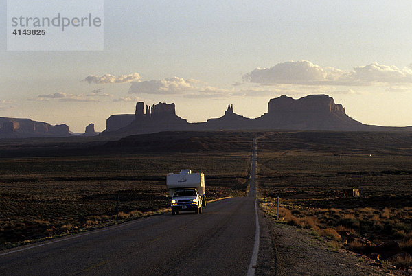 USA  Vereinigte Staaten von Amerika  Arizona: Strasse im Monument Valley. Urlaub im Wohnmobil  Reise durch den Westen der USA.