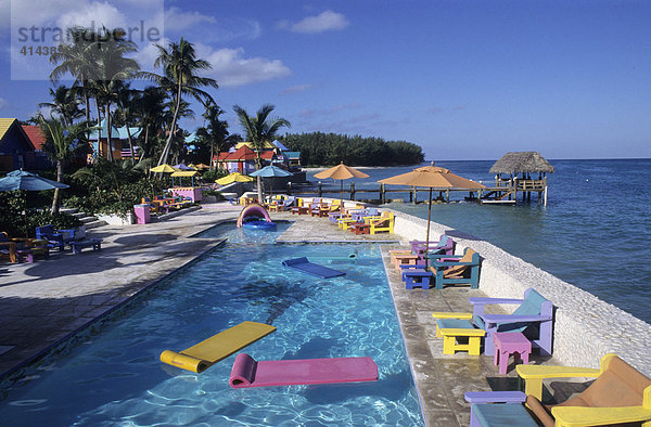 BHS  Bahamas  New Povidence  Nassau: Compass Point Hotel  farbenpraechtiges Luxushotel im lokalen Holzhaus Stil. Unabhängiger Staat der Westindischen Inseln und Mitglied des Commonwealth of Nations  Die Bahamas bestehen aus ueber 700 Inseln.
