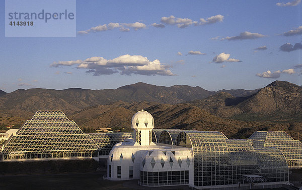 USA  Vereinigte Staaten von Amerika  Arizona: Biosphere 2  Wissenschafts Center der Columbia University. Hier testeten von 1991-93 acht Menschen das Leben in einem von der Aussenwelt abgeschirmten Oekosystem. Es liegt in der Sonora Desert  in der Naehe von Tucson. Heute ist es ein Ausflugsziel und Konferenzcenter.