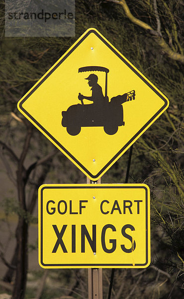 USA  Vereinigte Staaten von Amerika  Arizona: Golfplatz in Phoenix  warnt vor Golfwagen.