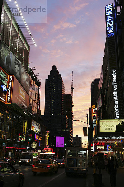 USA  Vereinigte Staaten von Amerika  New York City: Times Square. 42nd Street.