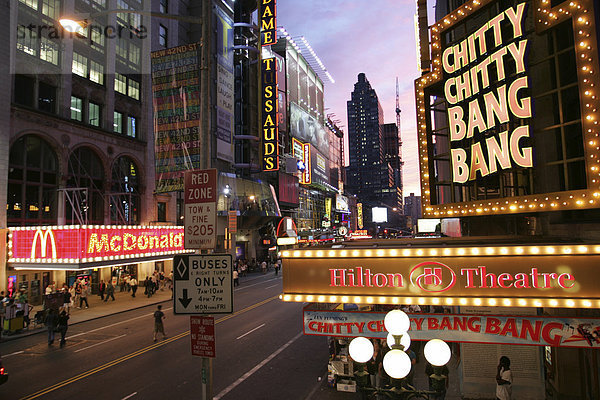 USA  Vereinigte Staaten von Amerika  New York City: Times Square. 42nd Street.