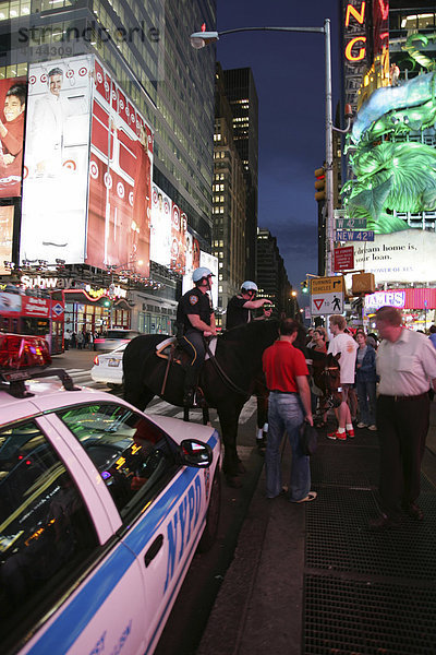 USA  Vereinigte Staaten von Amerika  New York City: Times Square. Polizeistreife auf Pferden.