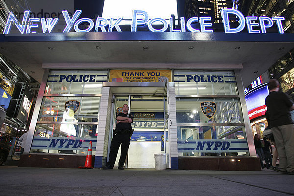 USA  Vereinigte Staaten von Amerika  New York City: Times Square. Polizeiwache.
