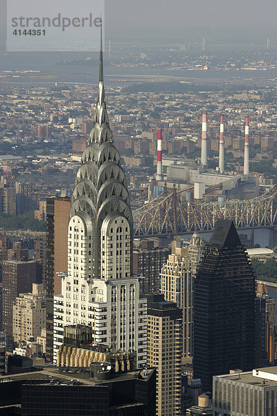 USA  Vereinigte Staaten von Amerika  New York City: Blick auf das Haeusermeer von Midtown Manhattan  vom Empire State Building aus. Chrysler Building