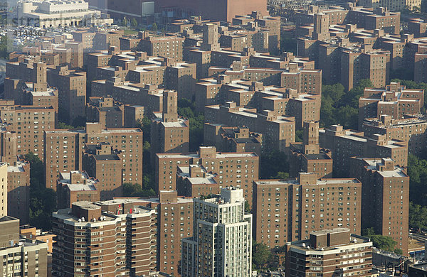 USA  Vereinigte Staaten von Amerika  New York City: Blick auf das Haeusermeer der Lover East Side  Wohnblocks  vom Empire State Building aus.