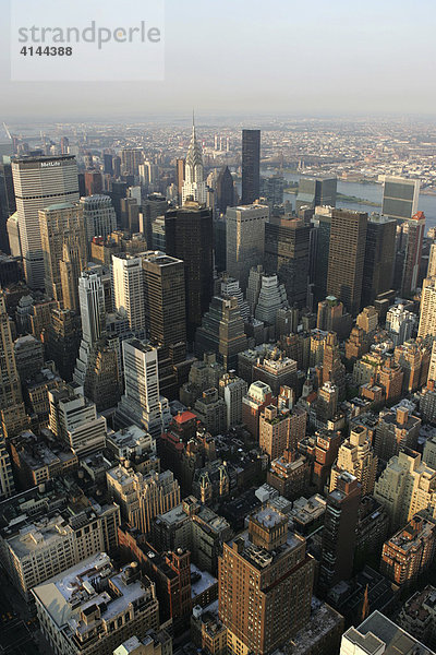 USA  Vereinigte Staaten von Amerika  New York City: Blick auf das Haeusermeer von Midtown Manhattan  vom Empire State Building aus.