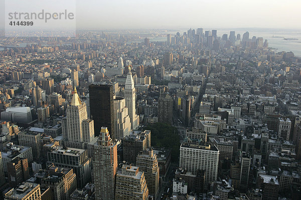 USA  Vereinigte Staaten von Amerika  New York City: Blick ueber Midtown Manhattan  auf Downtown  Financial District  vom Emire State Building aus.
