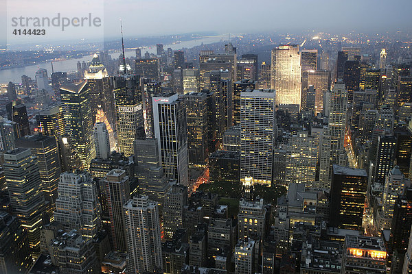 USA  Vereinigte Staaten von Amerika  New York City: Blick auf das Haeusermeer von Midtown Manhattan  vom Empire State Building aus.