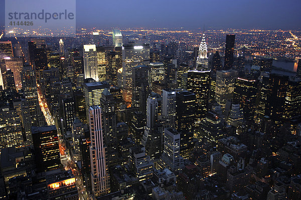 USA  Vereinigte Staaten von Amerika  New York City: Blick auf das Haeusermeer von Midtown Manhattan  vom Empire State Building aus.