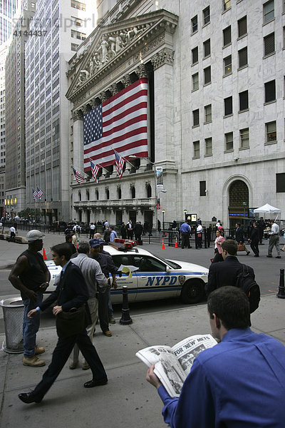 USA  Vereinigte Staaten von Amerika  New York City: Financial District  Wall Street. New York Stock Exchange  Boerse an der Wallstreet  Broad Street.