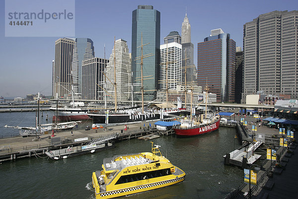 USA  Vereinigte Staaten von Amerika  New York City: Sued Manhattan Skyline  am East River  Pier 17  South Street Seaport. Museumsschiffe. NY Watertaxi.