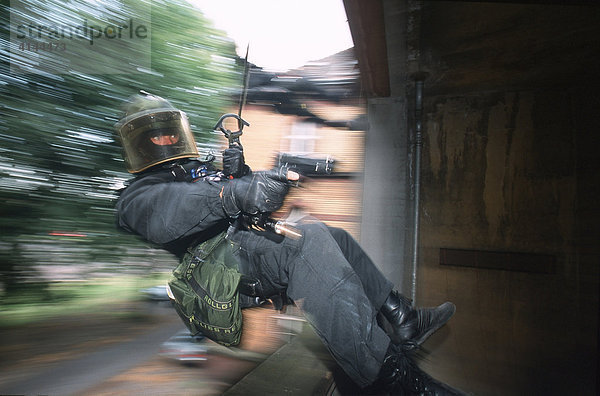 DEU  Deutschland: SEK-Polizist seilt sich fuer einen Zugriff in eine Wohnung ab.Spezialeinsatzkommando  SEK. Wird zur Verhaftung gefaehrlicher Taeter eingesetzt. Bei Geiselbefreiungen aus Banken  Haeusern  Bussen  Zuegen  Flugzeugen  Schiffen  Fahrzeugen aller Art. Sie verhaften Erpresser  Drogenhaendler  Straftaeter aus dem Bereich der organisierten Kriminalitaet. Sie ueberwaeltigen bewaffnete  gewaltbereite Personen bei Bedrohungslagen. Sie haben eine besondere Ausbildung und umfangreiche Ausruestung und Bewaffnung.