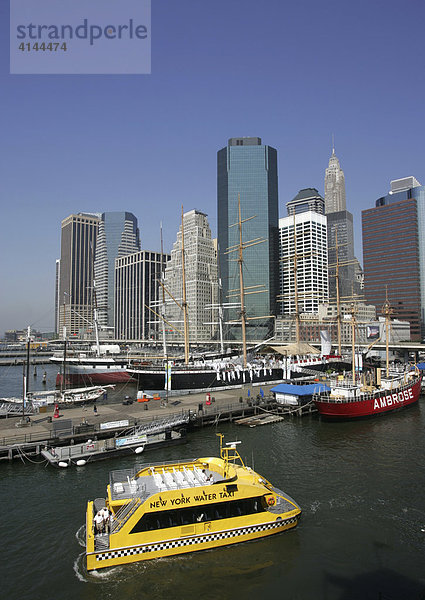 USA  Vereinigte Staaten von Amerika  New York City: Sued Manhattan Skyline  am East River  Pier 17  South Street Seaport. Museumsschiffe. NY Watertaxi.