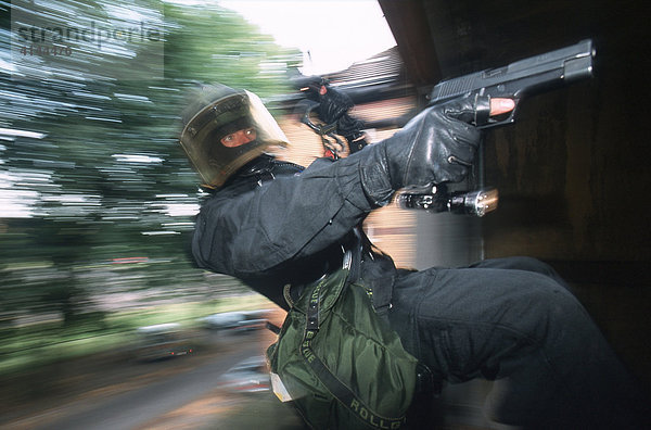 DEU  Deutschland: SEK-Polizist seilt sich fuer einen Zugriff in eine Wohnung ab.Spezialeinsatzkommando  SEK. Wird zur Verhaftung gefaehrlicher Taeter eingesetzt. Bei Geiselbefreiungen aus Banken  Haeusern  Bussen  Zuegen  Flugzeugen  Schiffen  Fahrzeugen aller Art. Sie verhaften Erpresser  Drogenhaendler  Straftaeter aus dem Bereich der organisierten Kriminalitaet. Sie ueberwaeltigen bewaffnete  gewaltbereite Personen bei Bedrohungslagen. Sie haben eine besondere Ausbildung und umfangreiche Ausruestung und Bewaffnung.