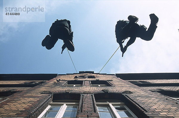 DEU  Deutschland: SEK-Polizisten seilen sich fuer einen Zugriff in eine Wohnung ab.Spezialeinsatzkommando  SEK. Wird zur Verhaftung gefaehrlicher Taeter eingesetzt. Bei Geiselbefreiungen aus Banken  Haeusern  Bussen  Zuegen  Flugzeugen  Schiffen  Fahrzeugen aller Art. Sie verhaften Erpresser  Drogenhaendler  Straftaeter aus dem Bereich der organisierten Kriminalitaet. Sie ueberwaeltigen bewaffnete  gewaltbereite Personen bei Bedrohungslagen. Sie haben eine besondere Ausbildung und umfangreiche Ausruestung und Bewaffnung.