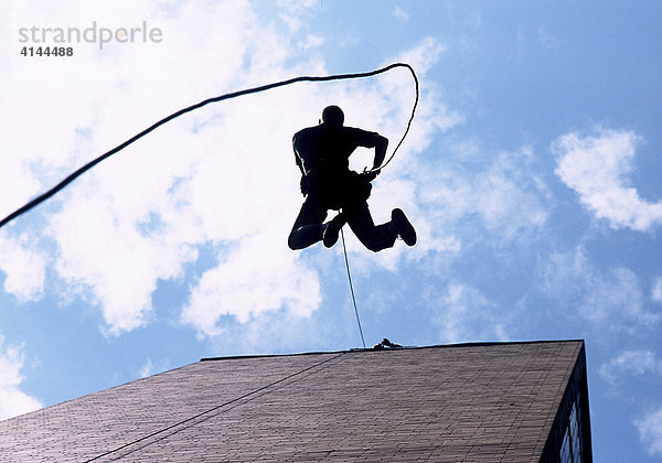 DEU  Deutschland: Abseil und Klettertraining. Spezialeinsatzkommando  SEK. Wird zur Verhaftung gefaehrlicher Taeter eingesetzt. Bei Geiselbefreiungen aus Banken  Haeusern  Bussen  Zuegen  Flugzeugen  Schiffen  Fahrzeugen aller Art. Sie verhaften Erpresser  Drogenhaendler  Straftaeter aus dem Bereich der organisierten Kriminalitaet. Sie ueberwaeltigen bewaffnete  gewaltbereite Personen bei Bedrohungslagen. Sie haben eine besondere Ausbildung und umfangreiche Ausruestung und Bewaffnung.