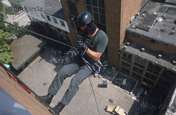 DEU  Deutschland: Abseil und Klettertraining. Spezialeinsatzkommando  SEK. Wird zur Verhaftung gefaehrlicher Taeter eingesetzt. Bei Geiselbefreiungen aus Banken  Haeusern  Bussen  Zuegen  Flugzeugen  Schiffen  Fahrzeugen aller Art. Sie verhaften Erpresser  Drogenhaendler  Straftaeter aus dem Bereich der organisierten Kriminalitaet. Sie ueberwaeltigen bewaffnete  gewaltbereite Personen bei Bedrohungslagen. Sie haben eine besondere Ausbildung und umfangreiche Ausruestung und Bewaffnung.