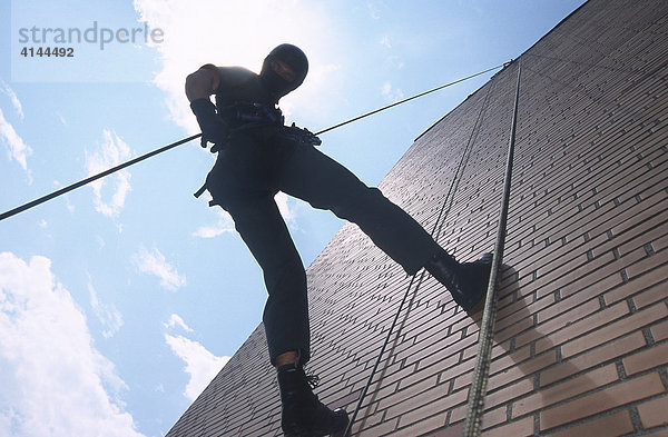 DEU  Deutschland: Abseil und Klettertraining. Spezialeinsatzkommando  SEK. Wird zur Verhaftung gefaehrlicher Taeter eingesetzt. Bei Geiselbefreiungen aus Banken  Haeusern  Bussen  Zuegen  Flugzeugen  Schiffen  Fahrzeugen aller Art. Sie verhaften Erpresser  Drogenhaendler  Straftaeter aus dem Bereich der organisierten Kriminalitaet. Sie ueberwaeltigen bewaffnete  gewaltbereite Personen bei Bedrohungslagen. Sie haben eine besondere Ausbildung und umfangreiche Ausruestung und Bewaffnung.