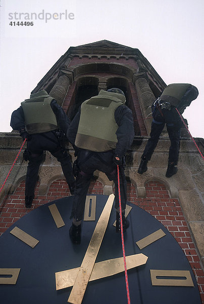 DEU  Deutschland: Abseil und Klettertraining. Spezialeinsatzkommando  SEK. Wird zur Verhaftung gefaehrlicher Taeter eingesetzt. Bei Geiselbefreiungen aus Banken  Haeusern  Bussen  Zuegen  Flugzeugen  Schiffen  Fahrzeugen aller Art. Sie verhaften Erpresser  Drogenhaendler  Straftaeter aus dem Bereich der organisierten Kriminalitaet. Sie ueberwaeltigen bewaffnete  gewaltbereite Personen bei Bedrohungslagen. Sie haben eine besondere Ausbildung und umfangreiche Ausruestung und Bewaffnung.