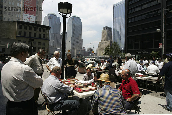 USA  Vereinigte Staaten von Amerika  New York City: Mittagspause in Downtown  Financial District. Backgammon Spieler an der Liberty Street.