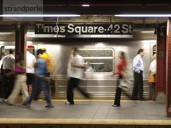 USA  Vereinigte Staaten von Amerika  New York City: New Yorker Subway  U-Bahn. U-Bahn Station  Bahnhof Times Square  42nd Street.