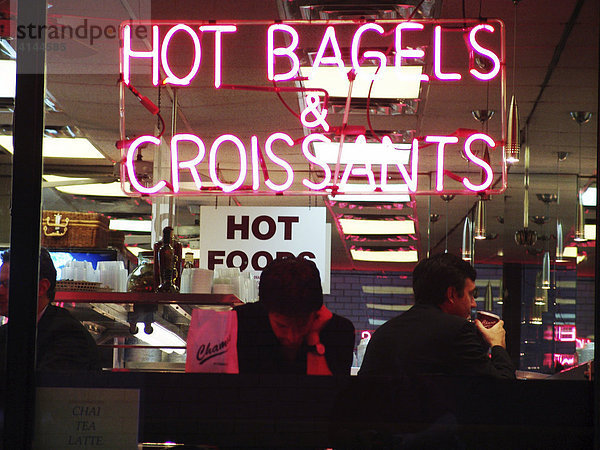 USA  Vereinigte Staaten von Amerika  New York City: Bagle shop im Financial District  Broadstreet.